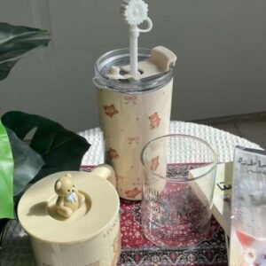 كوب مع غطاء على شكل دب